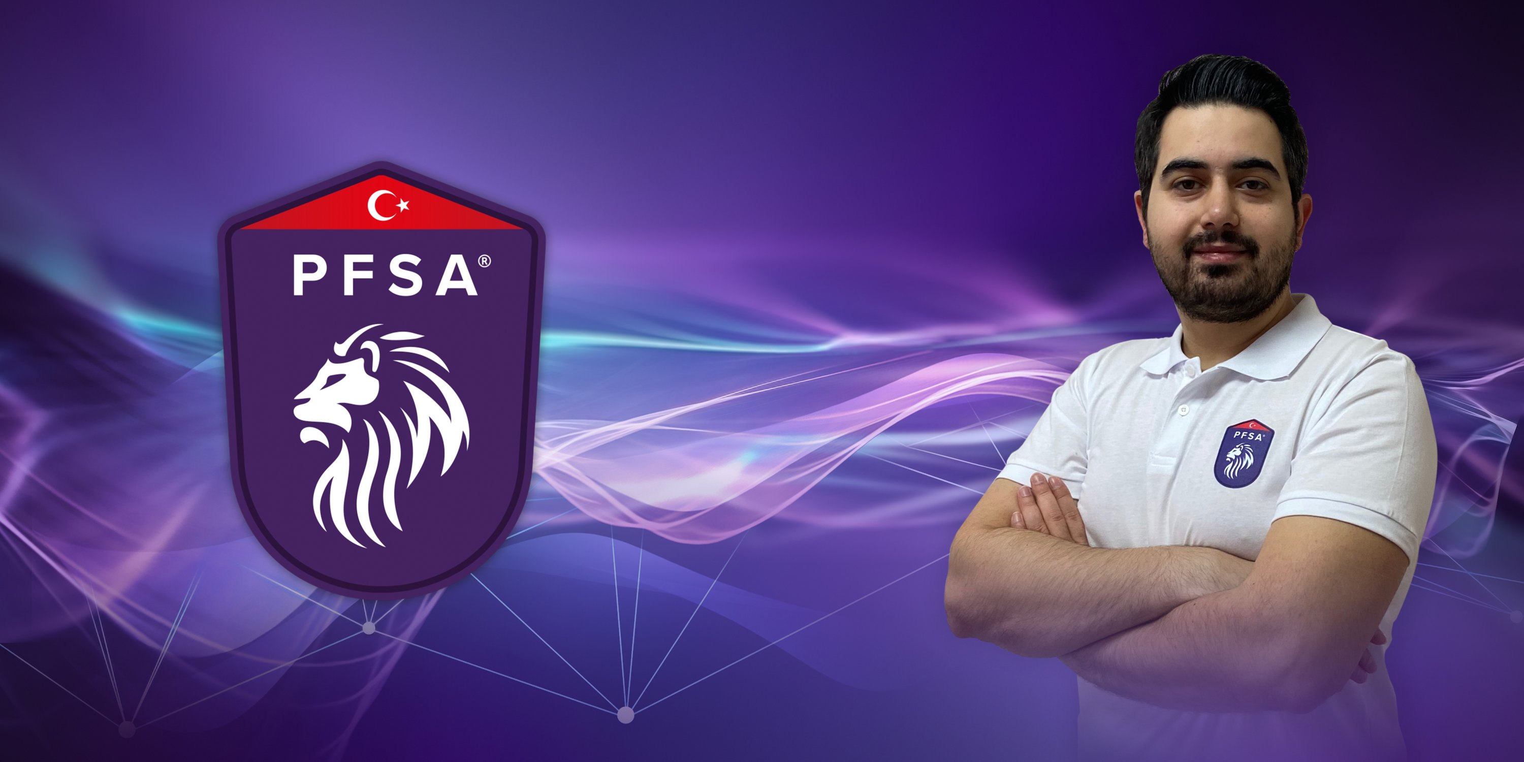 Direktur PFSA Türkiye Mert Tümöz di samping logo jaringan kepanduan.