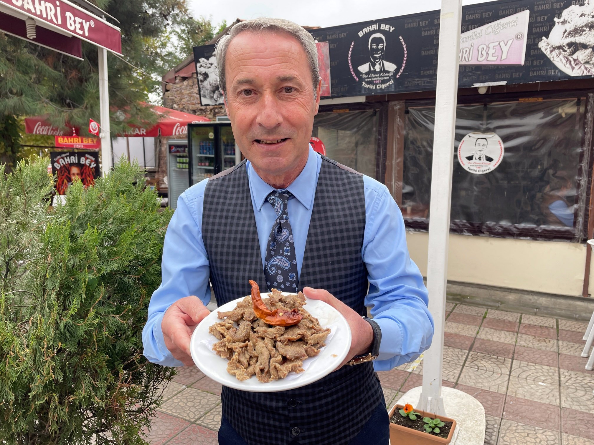 Bahri Dinar, presiden Asosiasi untuk Promosi Edirne dan Perlindungan “Tava Ciğer,” dengan sepiring makanan lezat, Edirne, Turki, 4 November 2021 (AA Photo) 