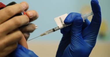 A young patient at the National Jewish Health receives a Pfizer pediatric COVID-19 vaccine dose during the pediatric vaccine rollout, east Denver, United States, Nov. 3, 2021. (AP Photo)