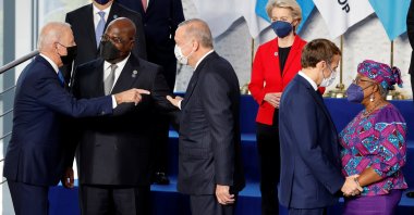 (Foreground) U.S. President Joe Biden (1st L) gestures toward President Recep Tayyip Erdoğan (3rd L) and French President Emmanuel Macron (2nd R) greets Director-General of the World Trade Organization Ngozi Okonjo-Iweala (1st R), as European Commission President Ursula von der Leyen (3rd R) looks on at the start of the G-20 summit at the convention center of La Nuvola, Rome, Italy, Oct. 30, 2021. (Ludovic Marin/Pool via REUTERS)