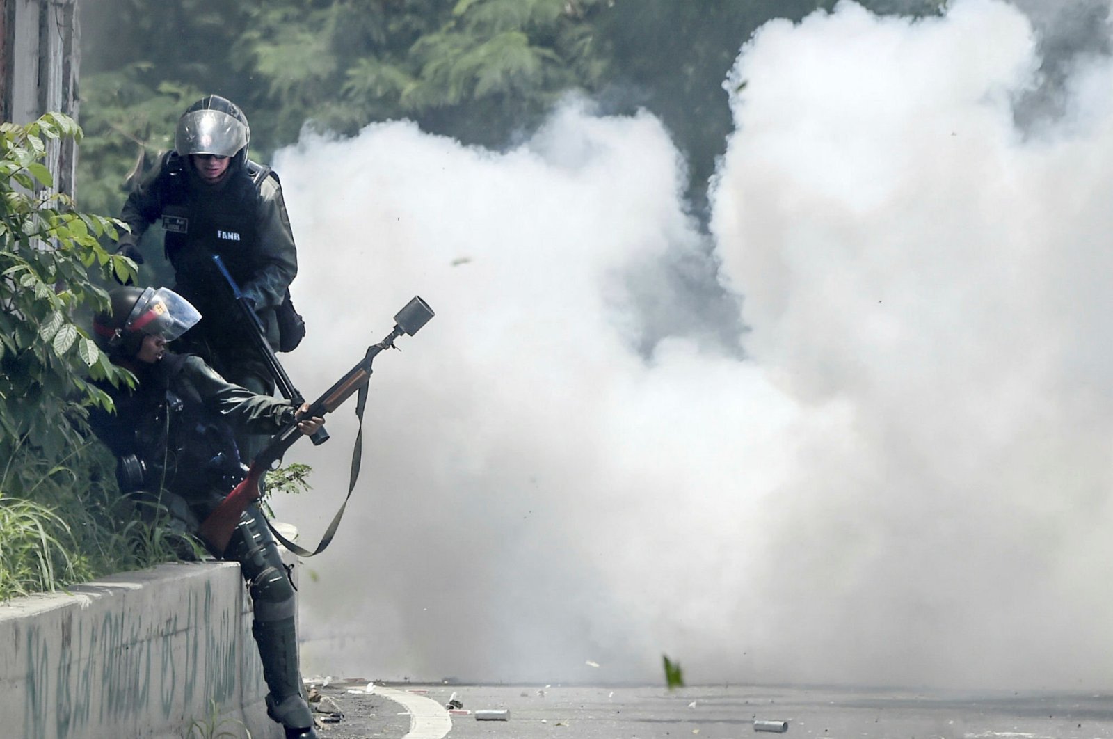 Opposition demonstrators and riot police clash during an anti-government protest in Caracas, Venezuela, July 20, 2017. (AFP Photo)