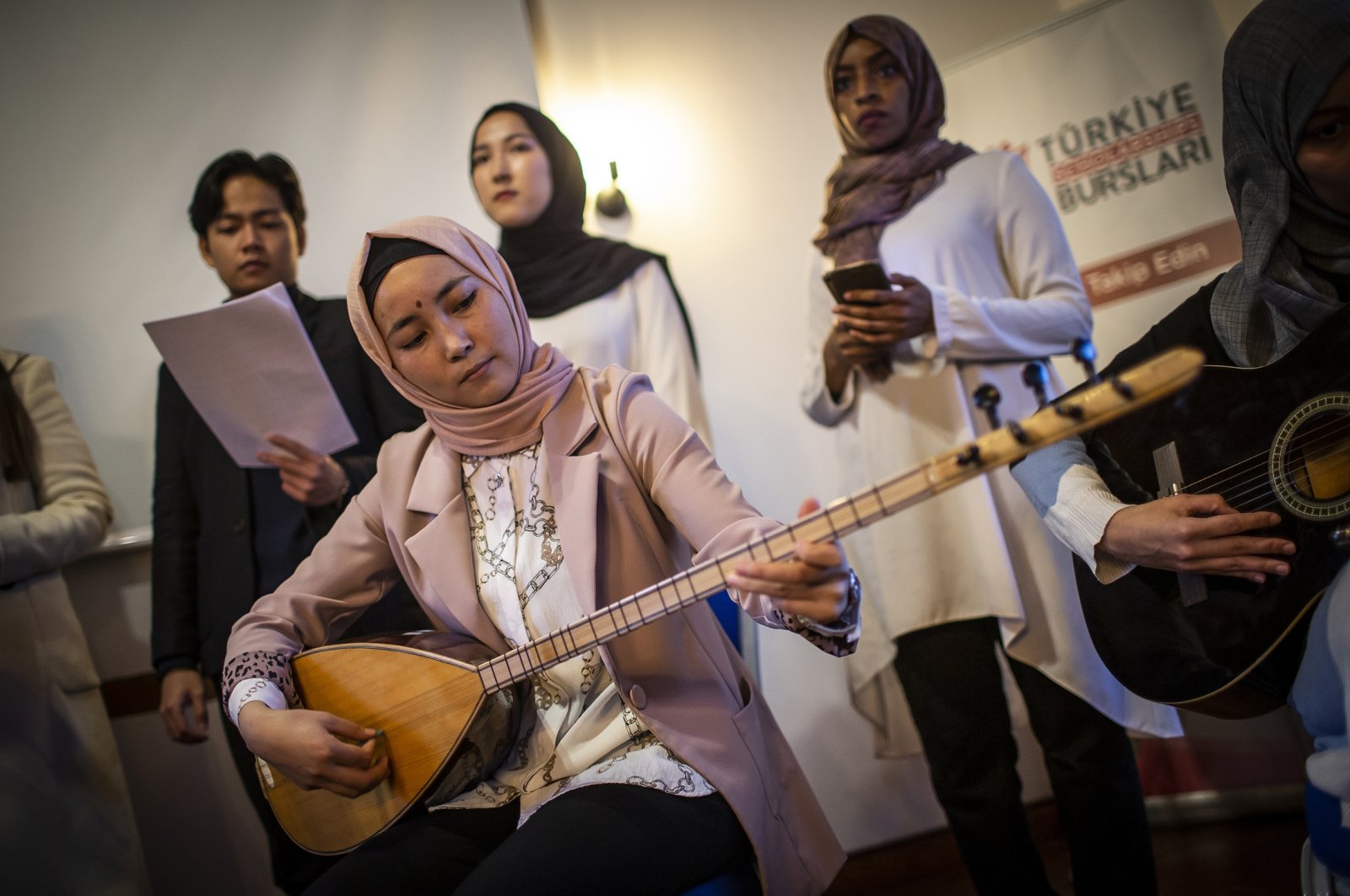 Paduan suara mahasiswa asing jatuh cinta dengan musik tradisional Turki