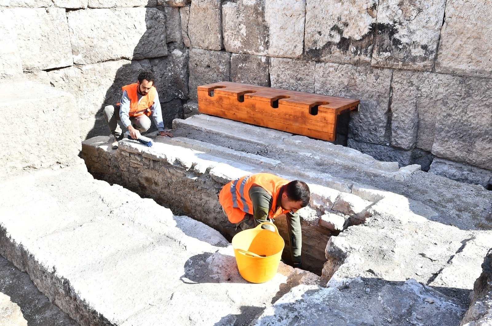 Arkeolog menemukan toilet teater di Smyrna . Turki barat