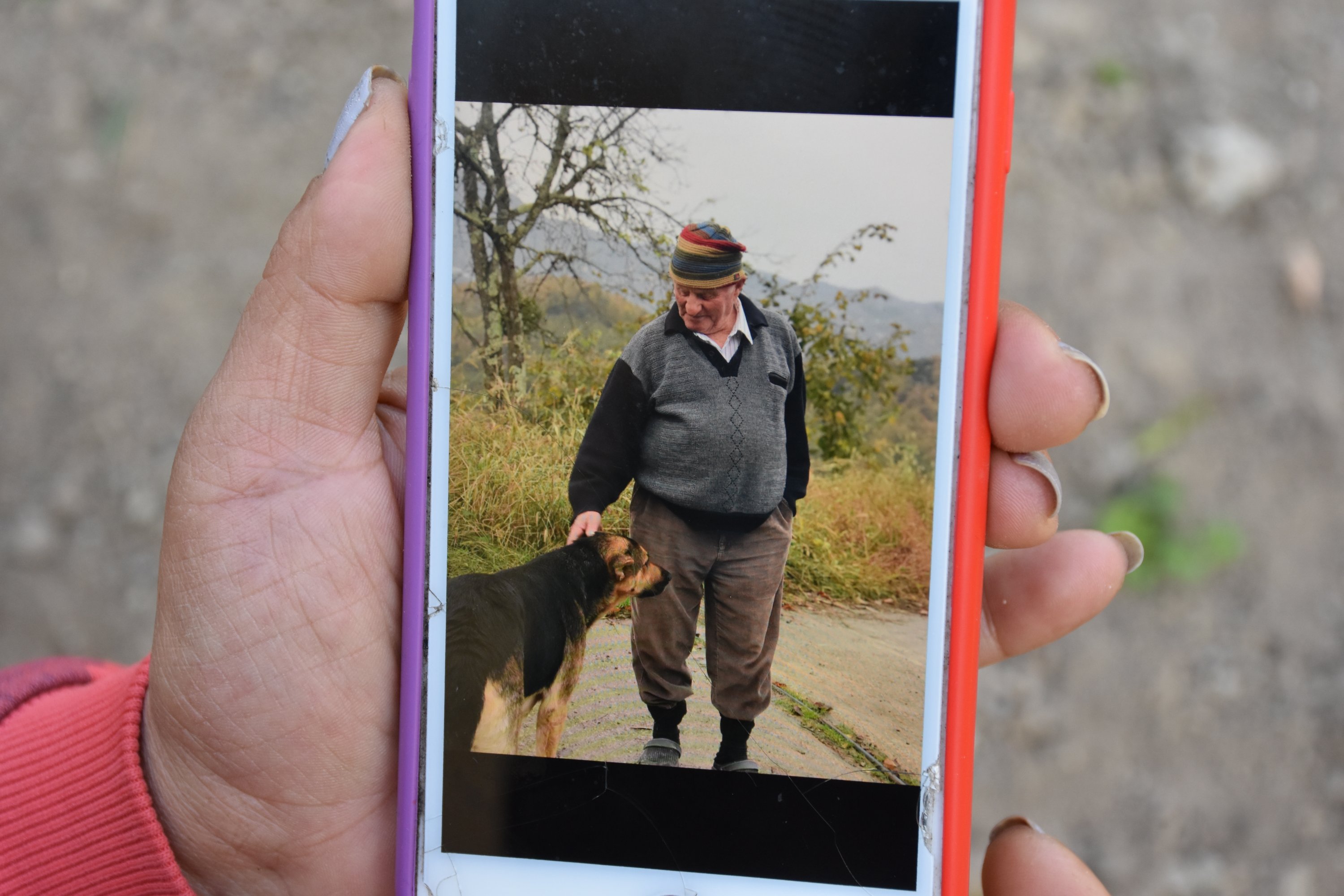 Fatma Güven menunjukkan gambar anjing, Fero, dan pemiliknya, mer Güven, yang meninggal pada 29 Oktober di distrik Araklı Trabzon, Turki, 4 November 2021. (AA Photo)