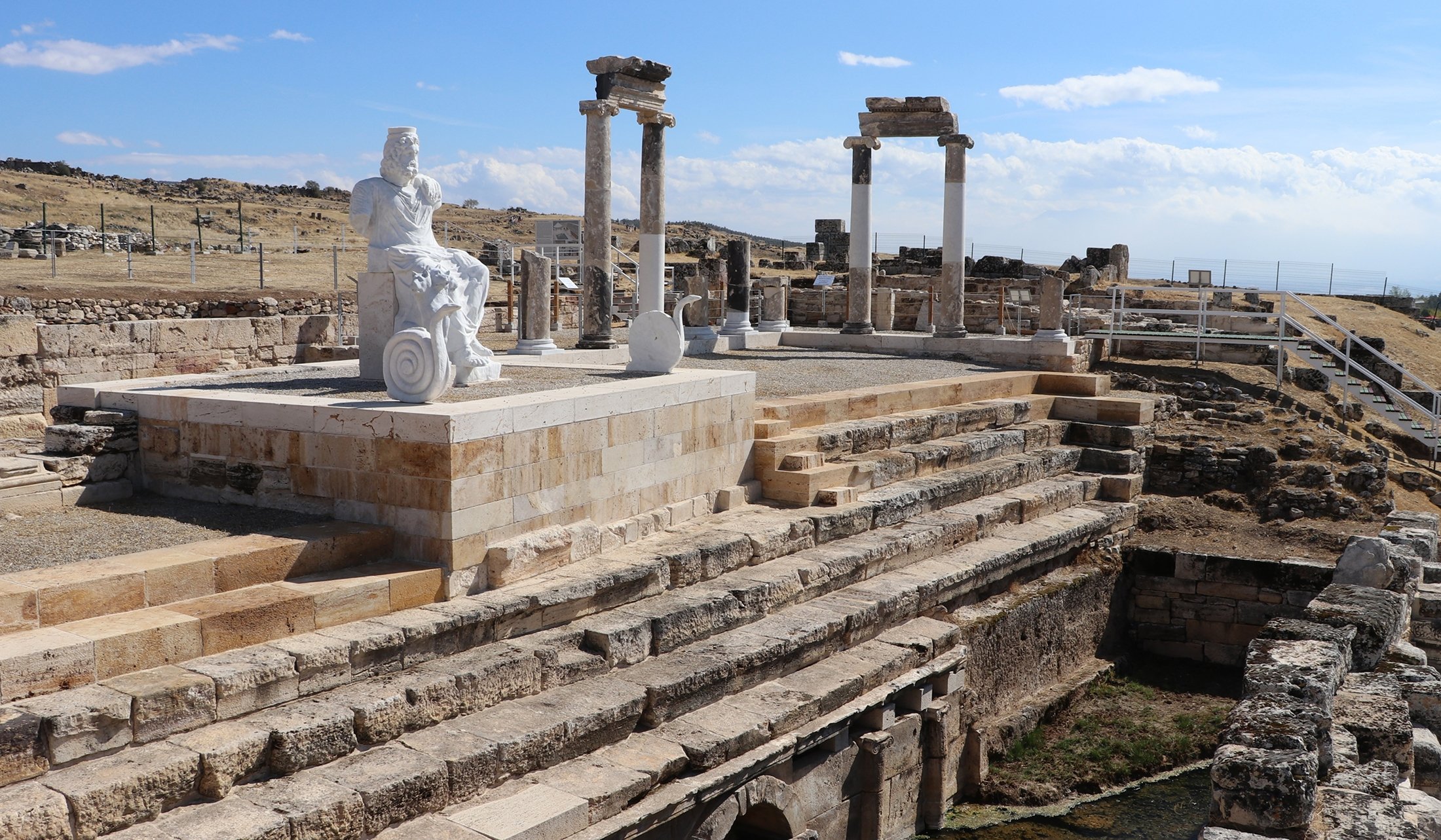 Pemandangan kota Yunani kuno Hierapolis di Pamukkale, Denizli, Turki barat daya, 4 November 2021. (AA Photo)