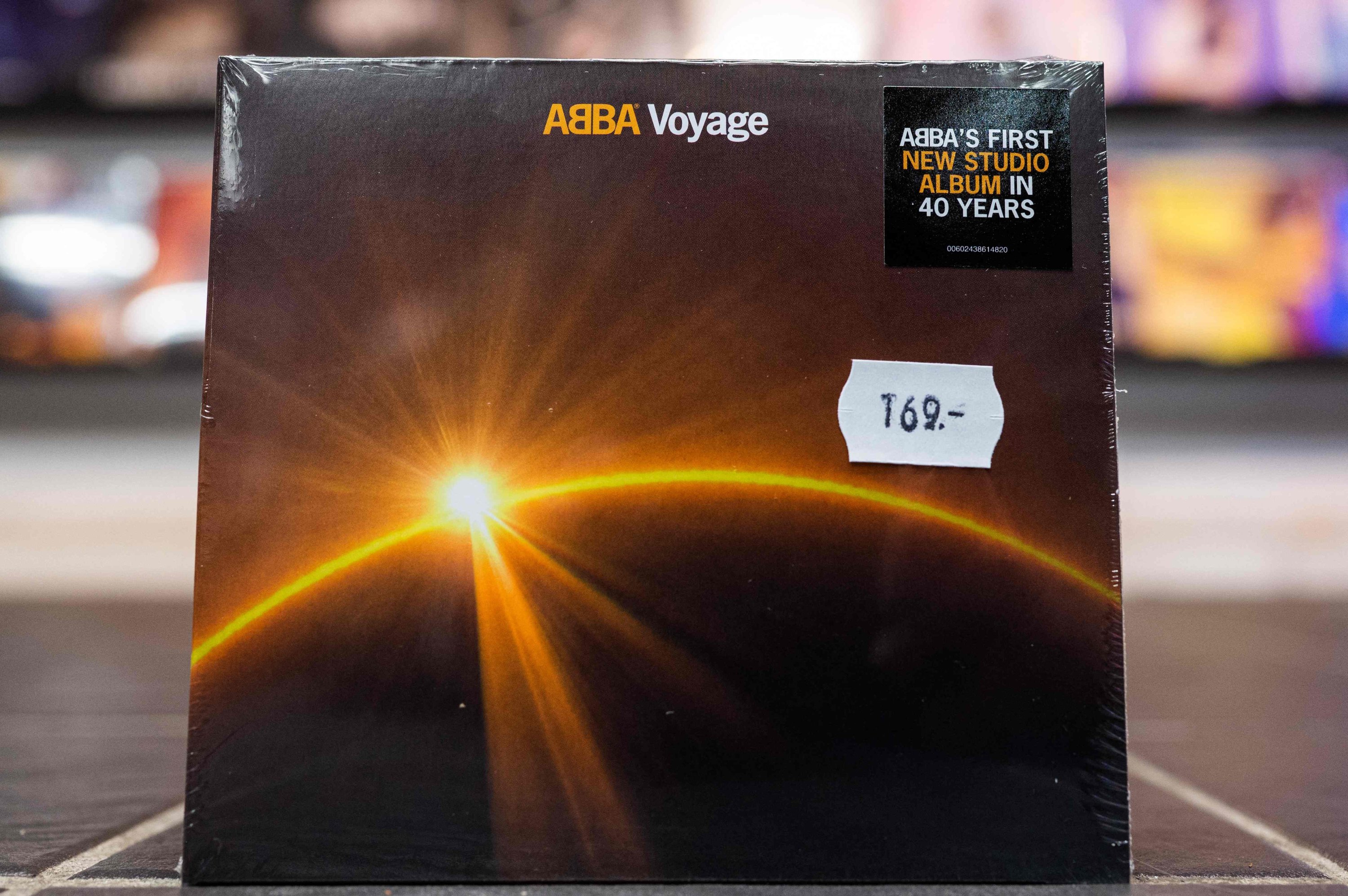 Album baru ABBA 'Voyage' dipajang di toko kaset lokal di Stockholm, Swedia, 4 November 2021. (AFP Photo)