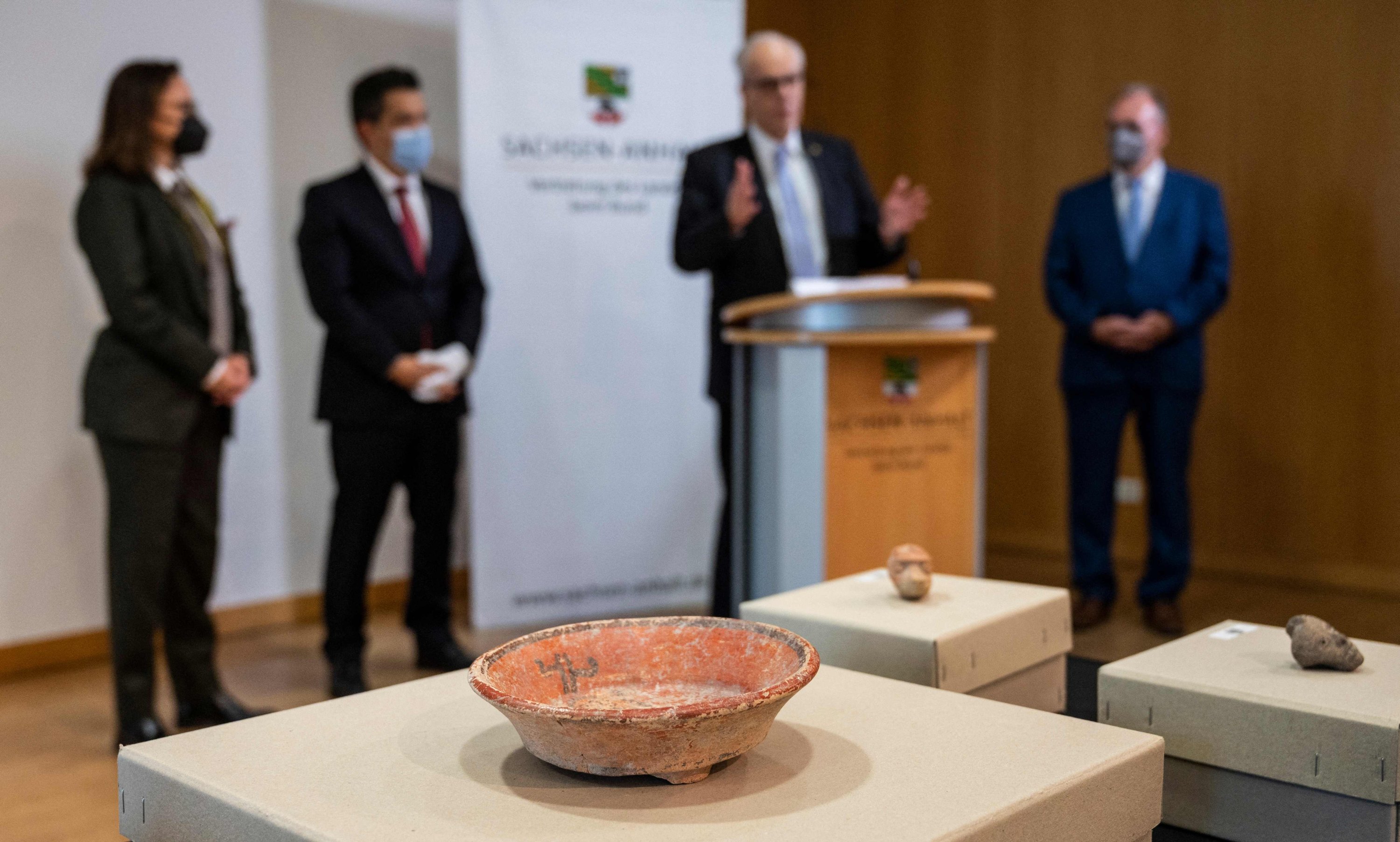 Sebuah piring keramik terlihat saat upacara penyerahan sejumlah kecil artefak budaya Maya yang dikembalikan ke Meksiko dan Guatemala di Berlin, Jerman, 5 November 2021. (AFP Photo)