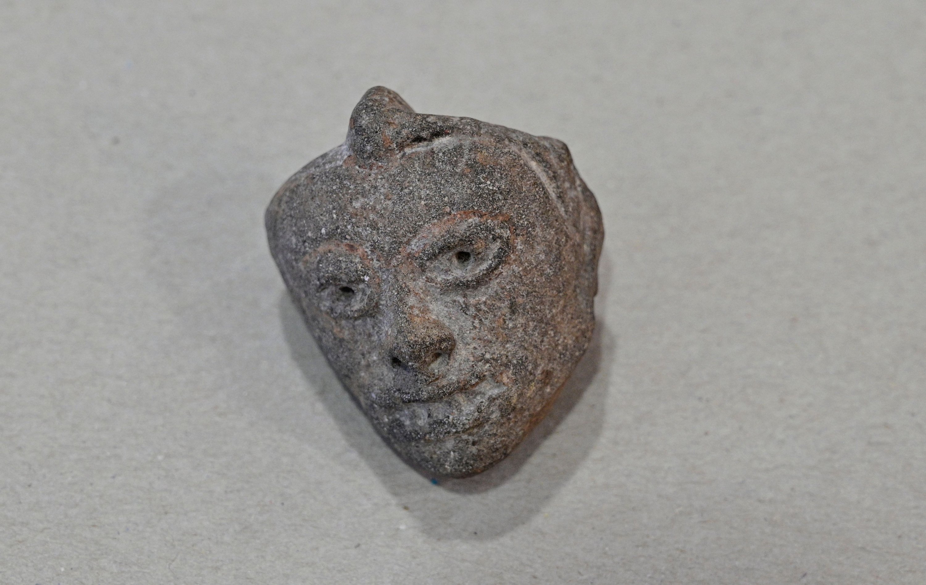 Sebuah 'Fragmen Kepala' dapat dilihat, bagian dari harta karun kecil artefak budaya Maya yang diserahkan ke Meksiko dan Guatemala di Berlin, Jerman, 5 November 2021. (AFP Photo)