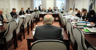 Former Premier of Bavaria Gunther Beckstein (back to camera) sits at a table to testify as a witness in the hearing of the NSU inquiry commission at the Bavarian state parliament in Munich, Germany, June 11, 2013. (EPA Photo)