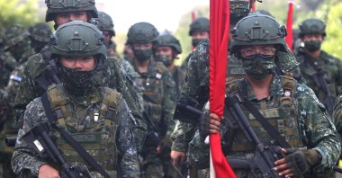 FILE PHOTO: Soldiers march to position during an anti-invasion drill on the beach during the annual Han Kuang military drill in Tainan, Taiwan, September 14, 2021. REUTERS/Ann Wang/File Photo
