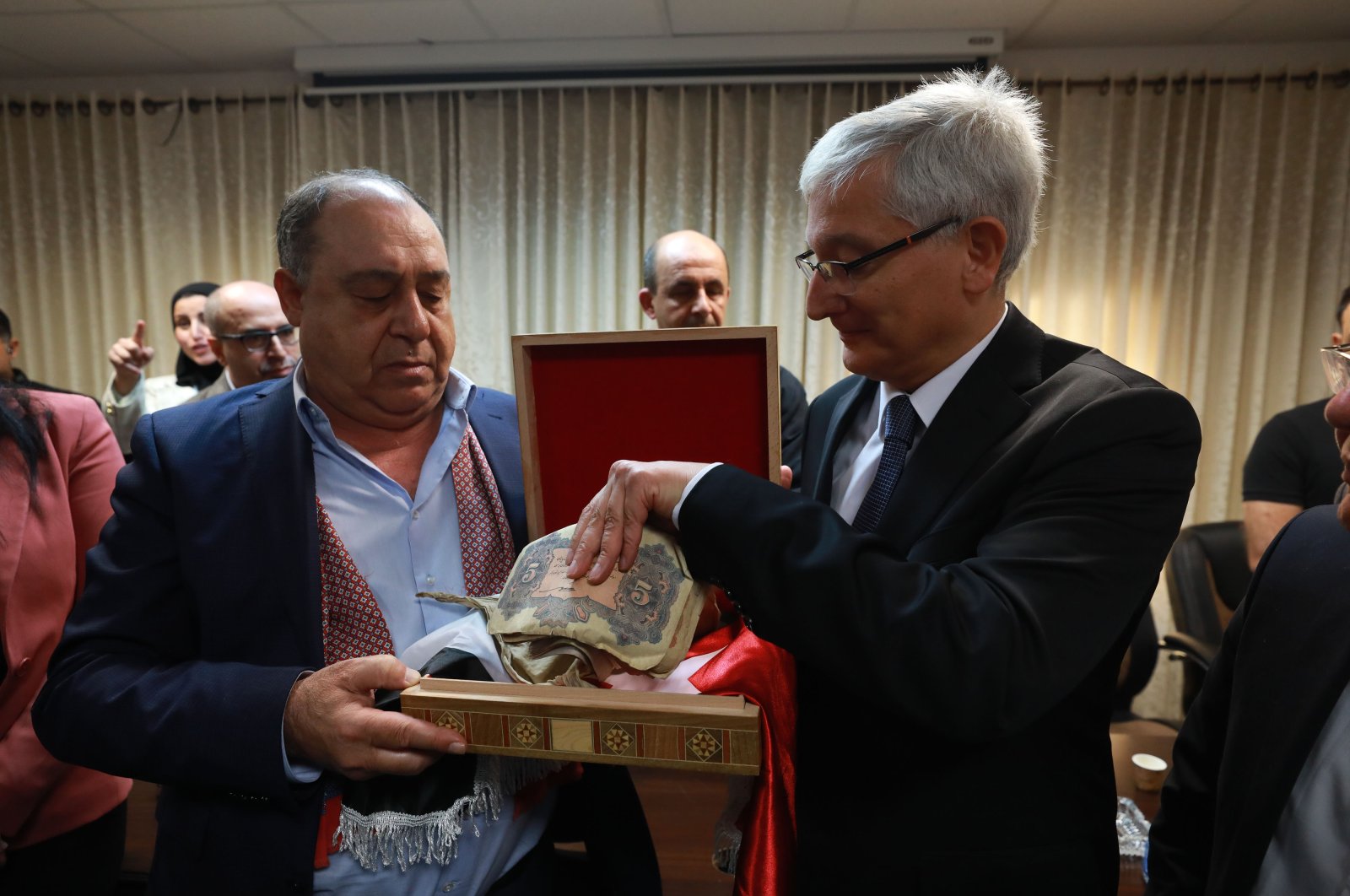Members of Alul family present the keepsake to Turkish Consul General Ahmet Rıza Demirer (R) in Nablus, Palestinian territories, Nov. 4, 2021. (AA PHOTO)