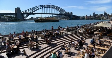  Members of the public are seen at outdoor dining areas at The Sydney Opera House, in Sydney, Australia, Oct.17, 2021. (EPA Photo) 