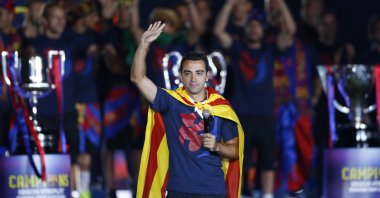 Barcelona's Xavi Hernandez waves to the fans during celebrations at the Camp Nou stadium after winning the Champions League final, Barcelona, Spain, June 7, 2015. (AP File Photo)