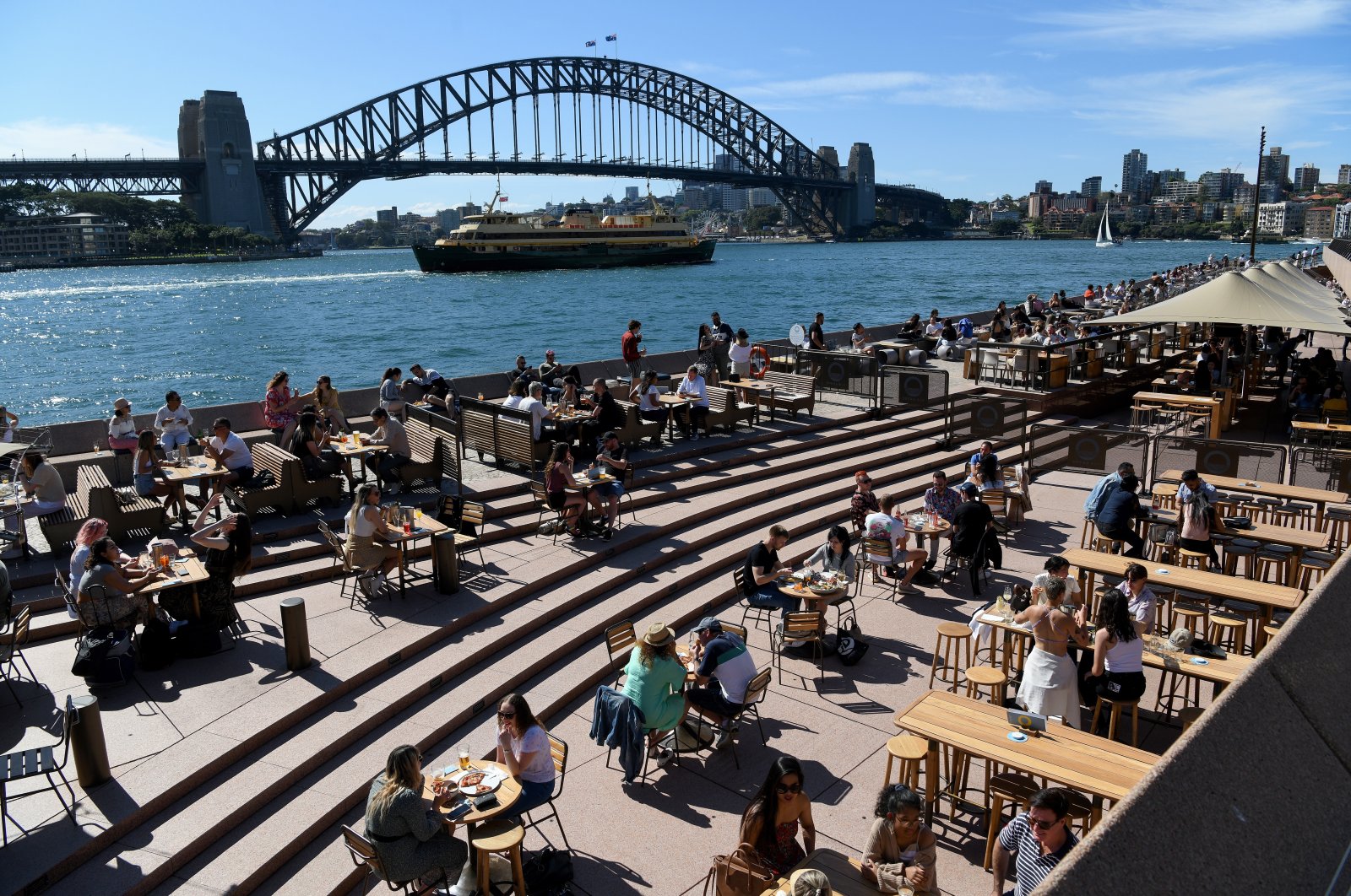 Members of the public are seen at outdoor dining areas at The Sydney Opera House, in Sydney, Australia, Oct.17, 2021. (EPA Photo) 