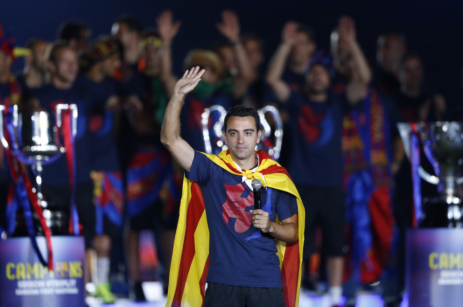 Barcelona's Xavi Hernandez waves to the fans during celebrations at the Camp Nou stadium after winning the Champions League final, Barcelona, Spain, June 7, 2015. (AP File Photo)