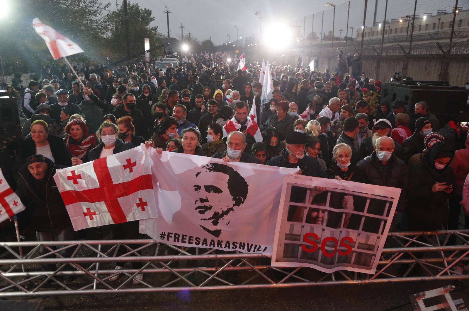 Ribuan orang memprotes mantan pemimpin Georgia yang dipenjara Saakashvili