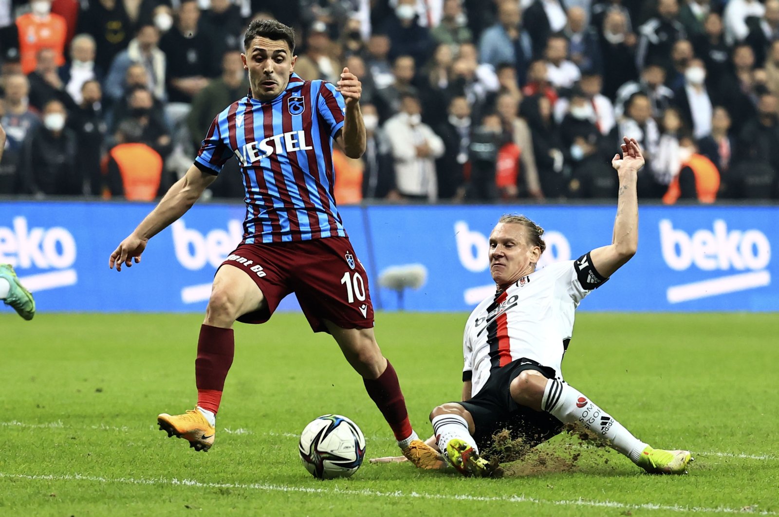 Trabzonspor's Abdülkadir Ömür (L) faces off with Beşiktaş' Domagoj Vida, Nov. 6, 2021. (AA Photo)