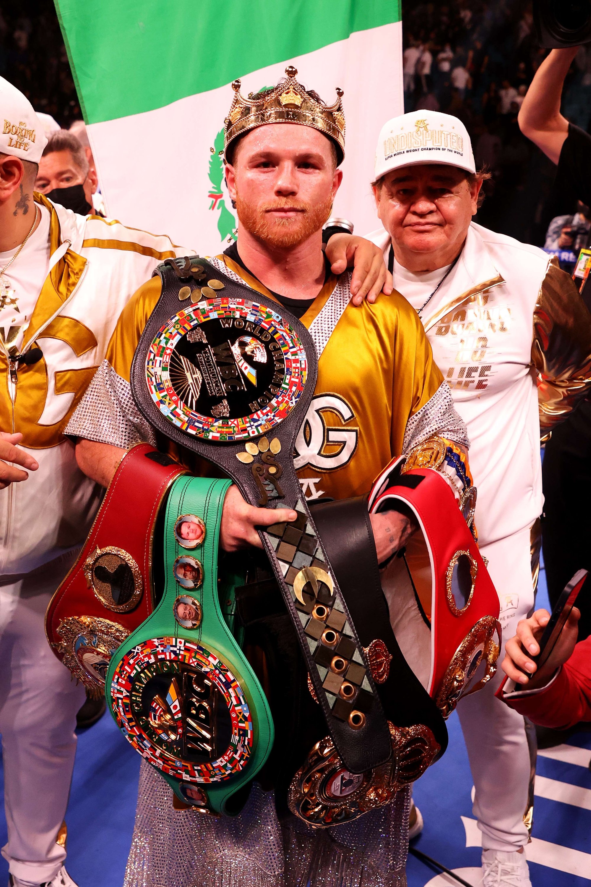 Canelo Alvarez berpose dengan sabuk kelas menengah super WBC, WBO, WBA dan IBF di MGM Grand Garden Arena, Las Vegas, Nevada, AS, 6 November 2021. (AFP Photo)