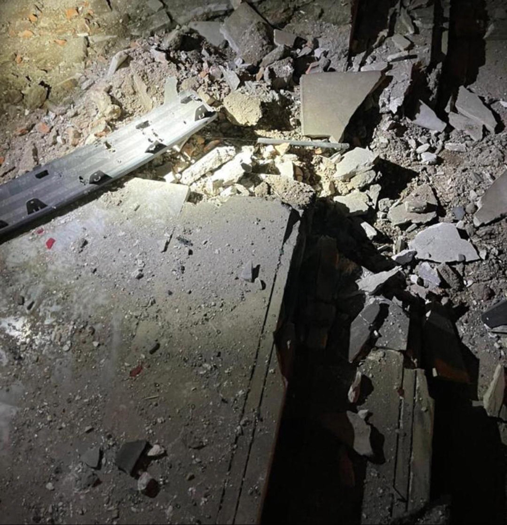 Sebuah foto yang disediakan oleh Kantor Media Perdana Menteri Irak menunjukkan kerusakan di dalam rumah Perdana Menteri Irak Mustafa al-Kadhimi setelah serangan pesawat tak berawak di Zona Hijau yang dijaga ketat di Baghdad, Irak, 7 November 2021. (Perdana Menteri Media Kantor melalui EPA)