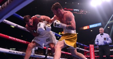 Canelo Alvarez (C) fights Caleb Plant (L) during their undisputed super middleweight world championship boxing match at MGM Grand Garden Arena, Las Vegas, Nevada, U.S., Nov 6, 2021. (Reuters Photo) 