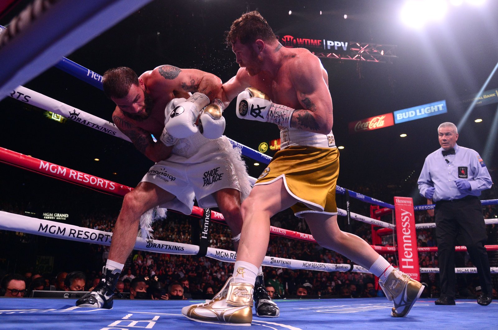 Canelo Alvarez (C) fights Caleb Plant (L) during their undisputed super middleweight world championship boxing match at MGM Grand Garden Arena, Las Vegas, Nevada, U.S., Nov 6, 2021. (Reuters Photo) 