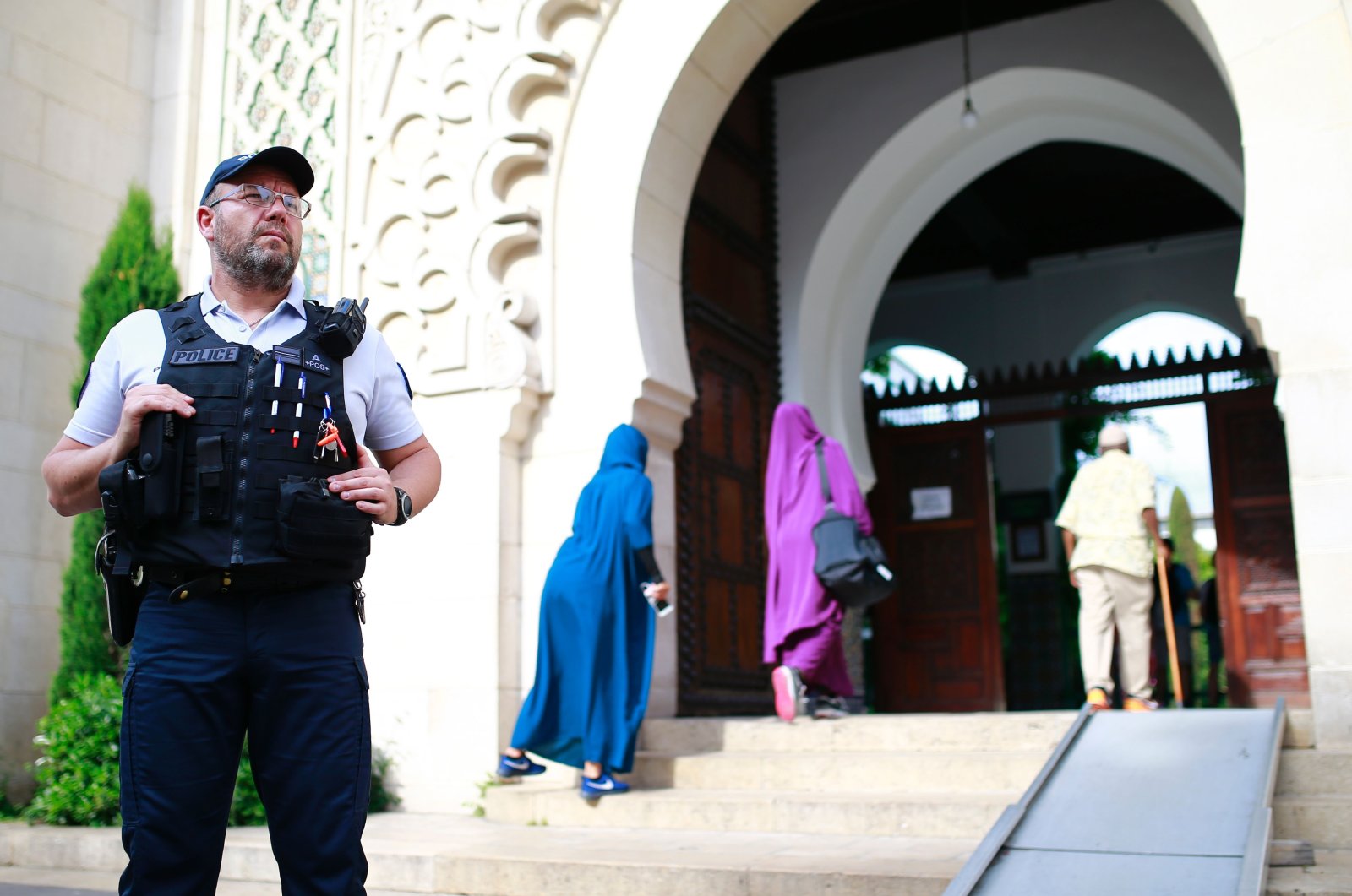 Penyerang Islamofobia menargetkan 3 masjid di Prancis