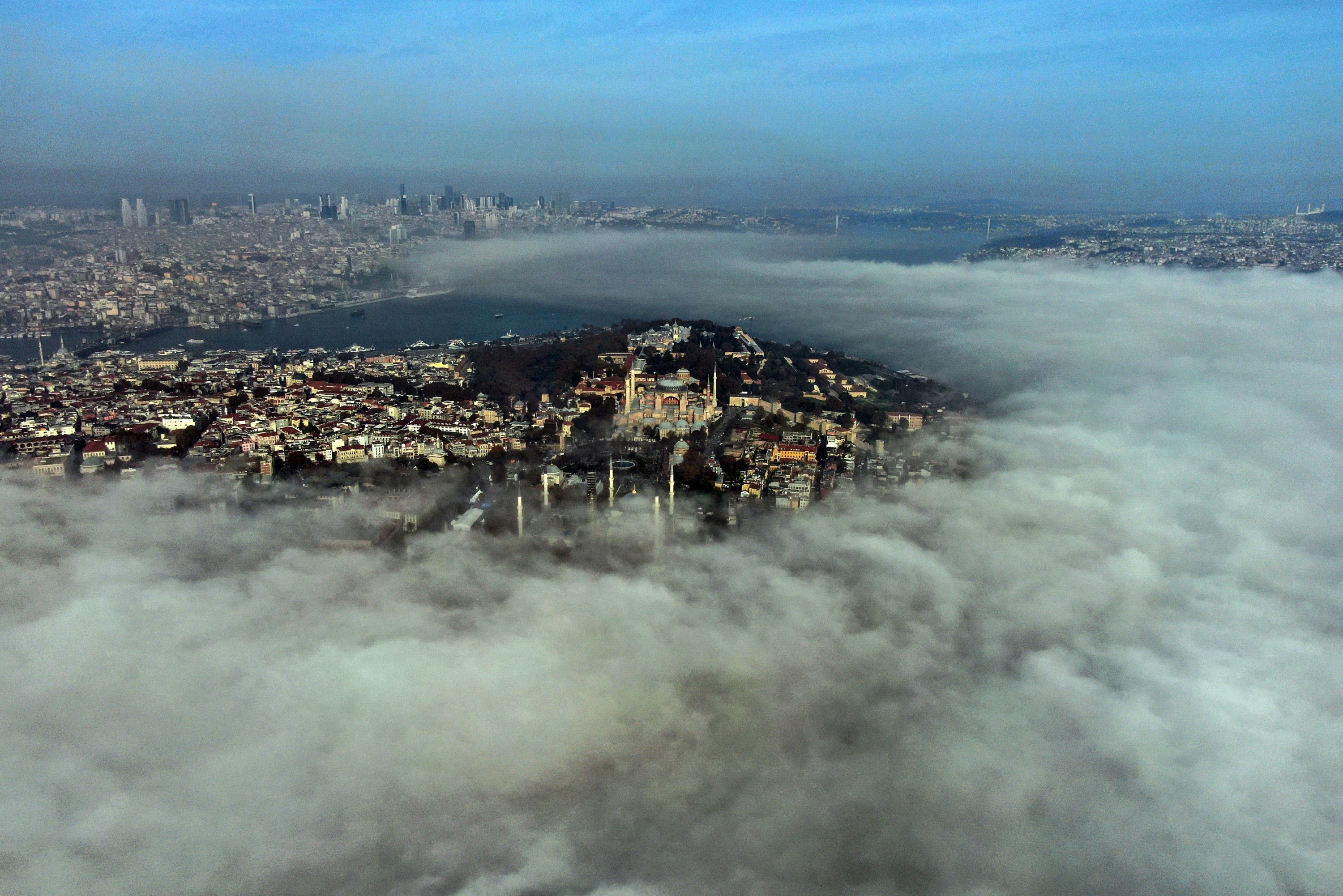 dense fog engulfs istanbul disrupts traffic daily sabah