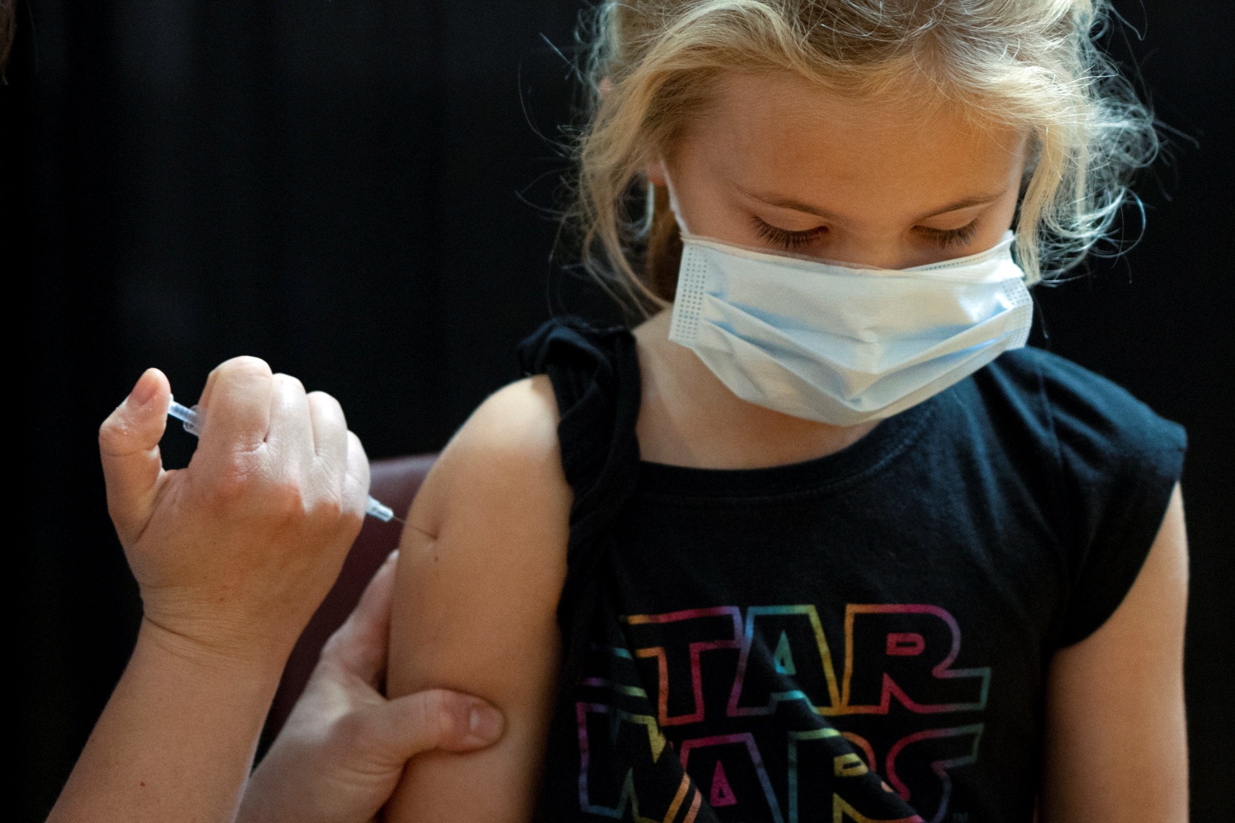 Ella Koppenberg, 6, menerima vaksin penyakit coronavirus (COVID-19) Pfizer-BioNTech di Collegeville, Pennsylvania, AS, 6 November 2021. (Foto Reuters) 