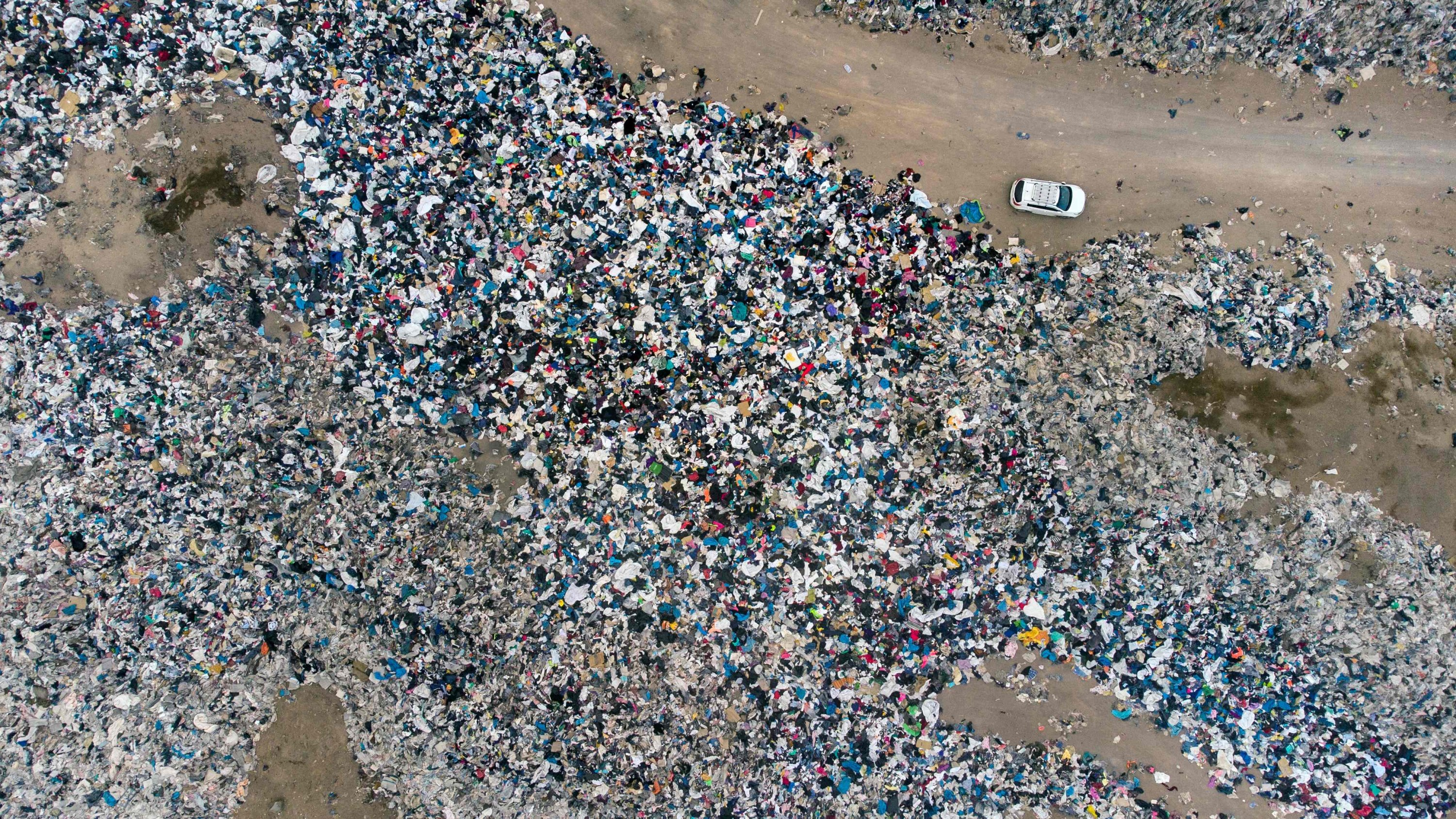 Pemandangan udara dari pakaian bekas yang dibuang di gurun Atacama, di Alto Hospicio, Iquique, Chili, 26 September 2021. (AFP Photo)