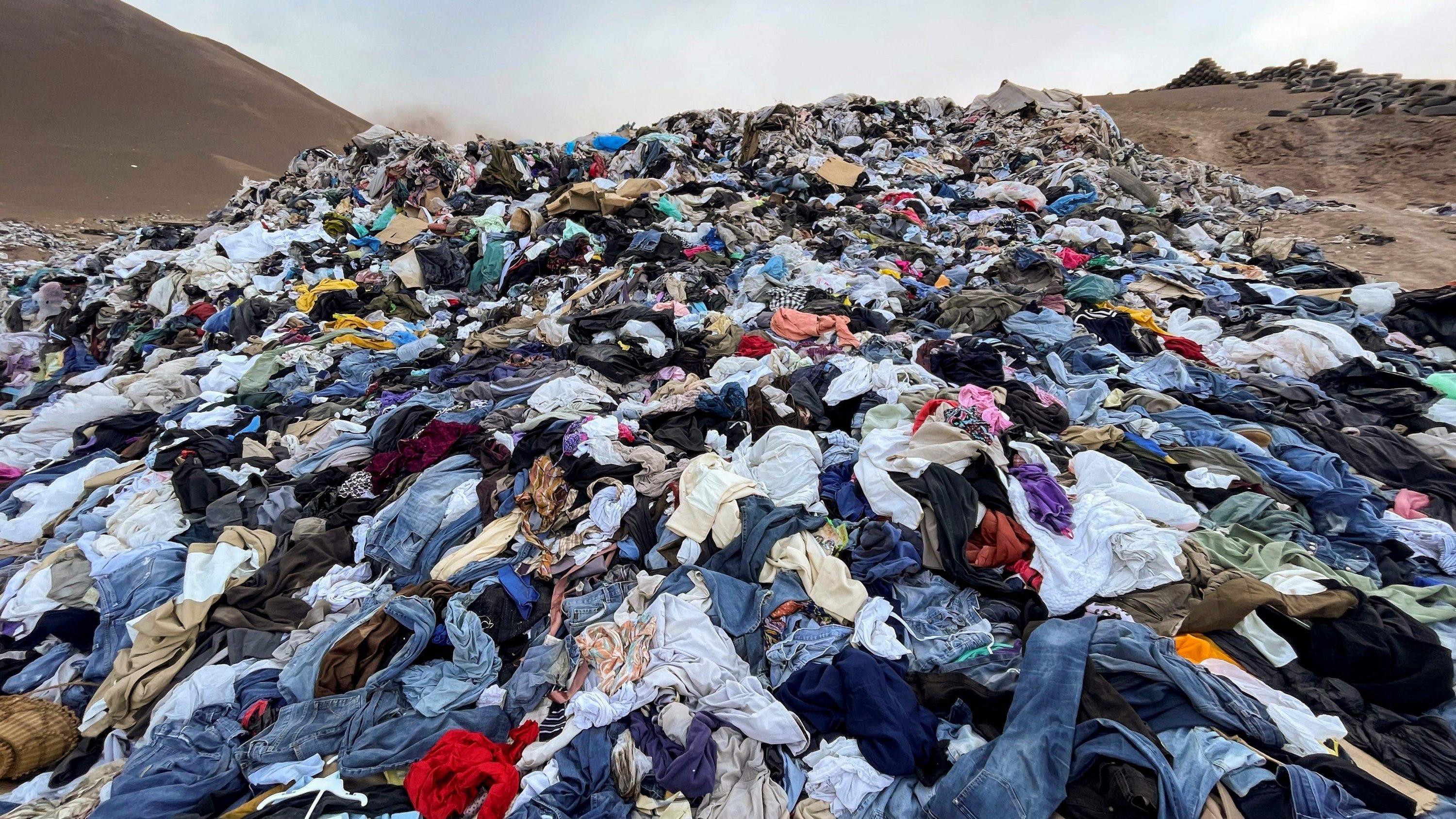 Pemandangan pakaian bekas yang dibuang di gurun Atacama, di Alto Hospicio, Iquique, Chili, 26 September 2021. (AFP Photo)