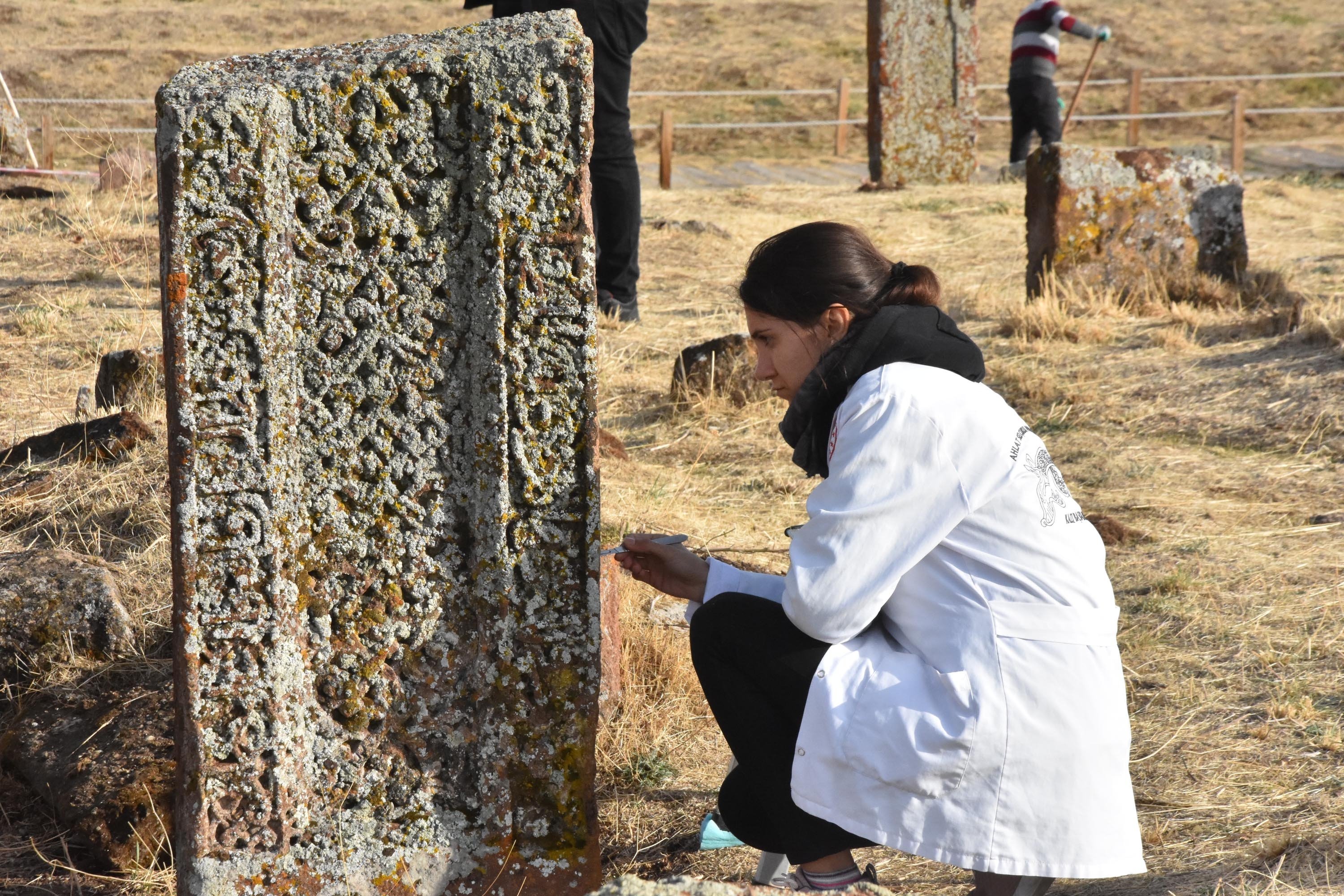 Seorang arkeolog mengerjakan sebuah makam di Pemakaman Ahlat Seljuk Meydan, termasuk makam anak-anak, di distrik Ahlat, Bitlis, Turki, 7 November 2021. (Foto DHA)