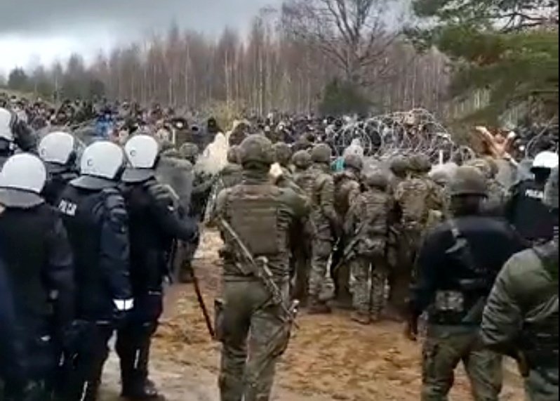 Polisi Polandia dan penjaga perbatasan memblokir ratusan migran yang mencoba menyeberang dari perbatasan Belarusia dengan Polandia dekat Kuznica Bialostocka, Polandia, dalam video-grab yang dirilis oleh Kementerian Dalam Negeri Polandia, 8 November 2021. (Foto Reuters)