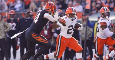 Cleveland Browns running back Nick Chubb (24) runs past Cincinnati Bengals defensive end Sam Hubbard (94) during the first quarter at Paul Brown Stadium, Cincinnati, Ohio, U.S., Nov. 7, 2021. (Joseph Maiorana-USA TODAY Sports via Reuters)