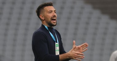 Fatih Karagümrük coach Francesco Farioli reacts during a Süper Lig match against Galatasaray, Istanbul, Turkey, Nov. 7, 2021. (AA Photo)