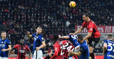 AC Milan's Swedish forward Zlatan Ibrahimovic (2nd R) heads the ball during a Serie A match against Inter at the San Siro, Milan, Nov. 7, 2021. (AFP Photo)
