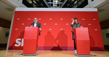 Germany's Social Democratic SPD party co-leader Norbert Walter-Borjans (L) and Germany's Social Democratic SPD party co-leader Saskia Esken give a joint press conference in Berlin on Nov. 9, 2021. (AFP Photo)