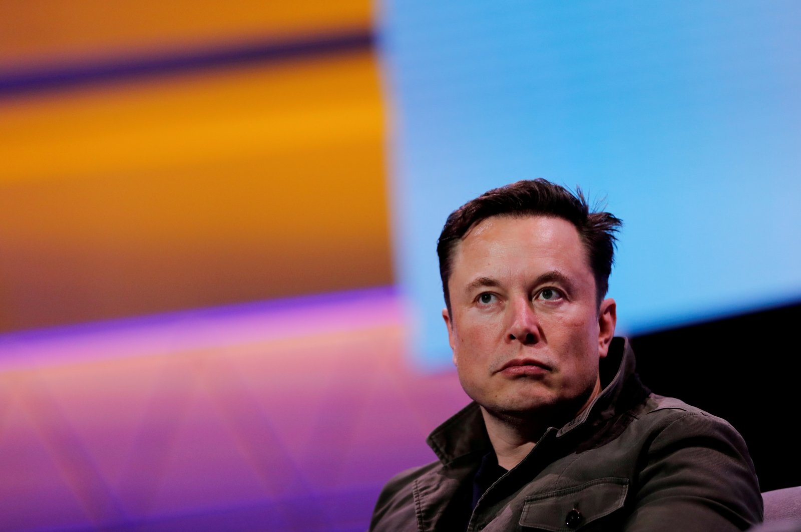 Elon Musk berkonsultasi dengan Twitter tentang apakah akan menjual 10% saham Tesla