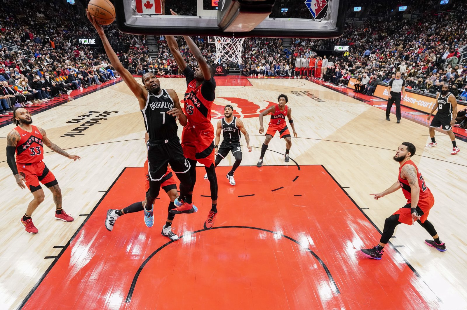 Brooklyn Nets forward Kevin Durant (2nd L) drives to the net against Toronto Raptors forward Chris Boucher (C) during an NBA match at Scotiabank Arena, Toronto, Ontario, Canada, Nov 7, 2021. (Reuters Photo)