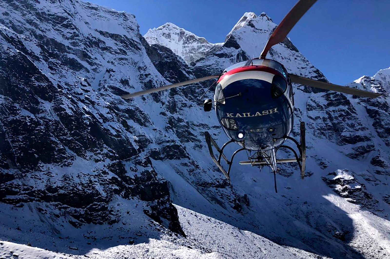 A rescue helicopter flies over the avalanche site on Mount Ama Dablam, in the Everest region, some 140 kilometers northeast of Kathmandu, Nepal, Nov. 1, 2021. (AFP Photo/Kailash Helicopter Services)