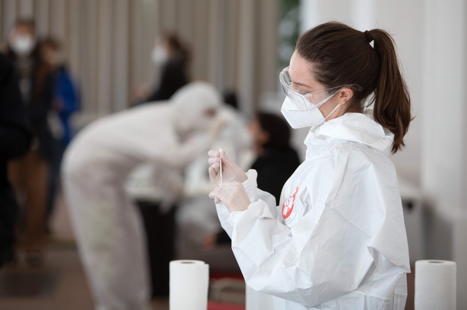 A health worker prepares a coronavirus antigen rapid test at the new coronavirus test center in the Orangery of the Schoenbrunn Palace, Austria, on Feb. 4, 2021. (AFP Photo)