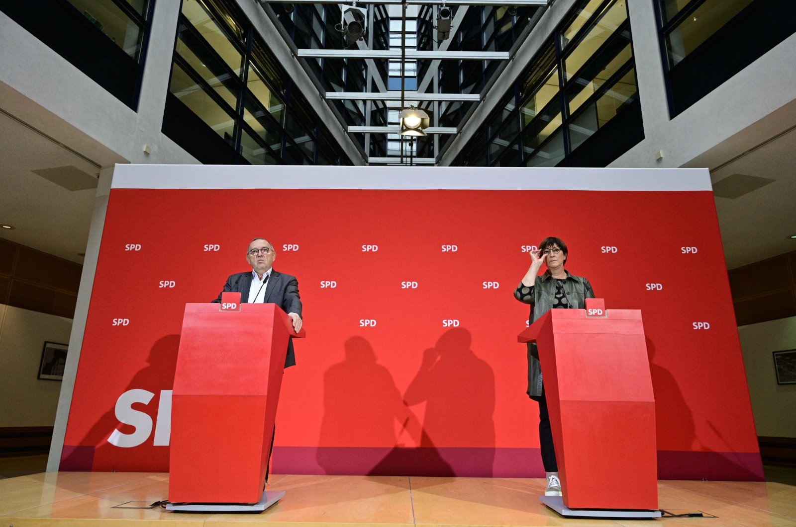 Germany's Social Democratic SPD party co-leader Norbert Walter-Borjans (L) and Germany's Social Democratic SPD party co-leader Saskia Esken give a joint press conference in Berlin on Nov. 9, 2021. (AFP Photo)