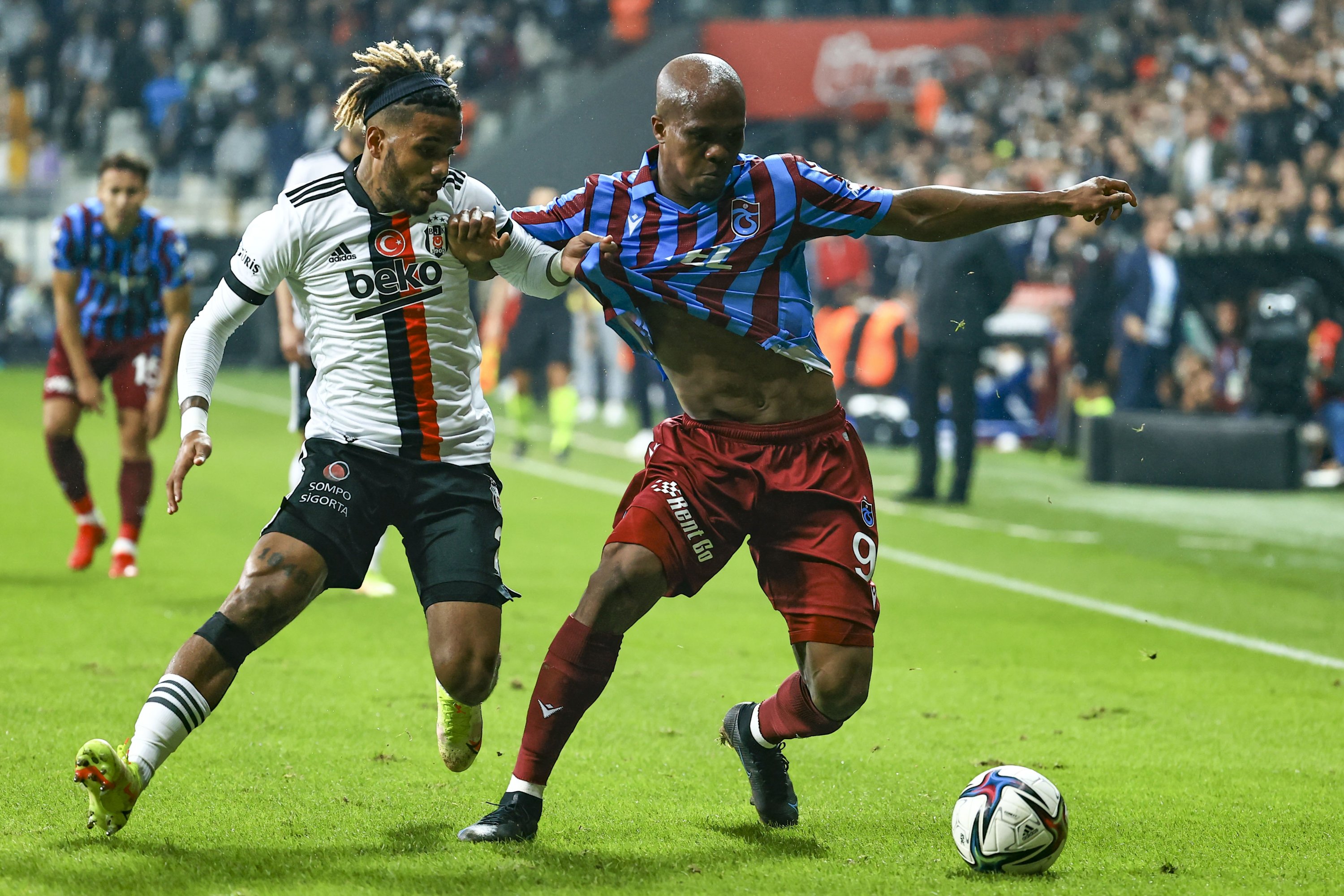 Beşiktaş's Valentin Rosier (L) vies for the ball with Trabzonspor's Anthony Nwakaeme during a Süper Lig match in Istanbul, Turkey, Nov. 6, 2021. (AA Photo)