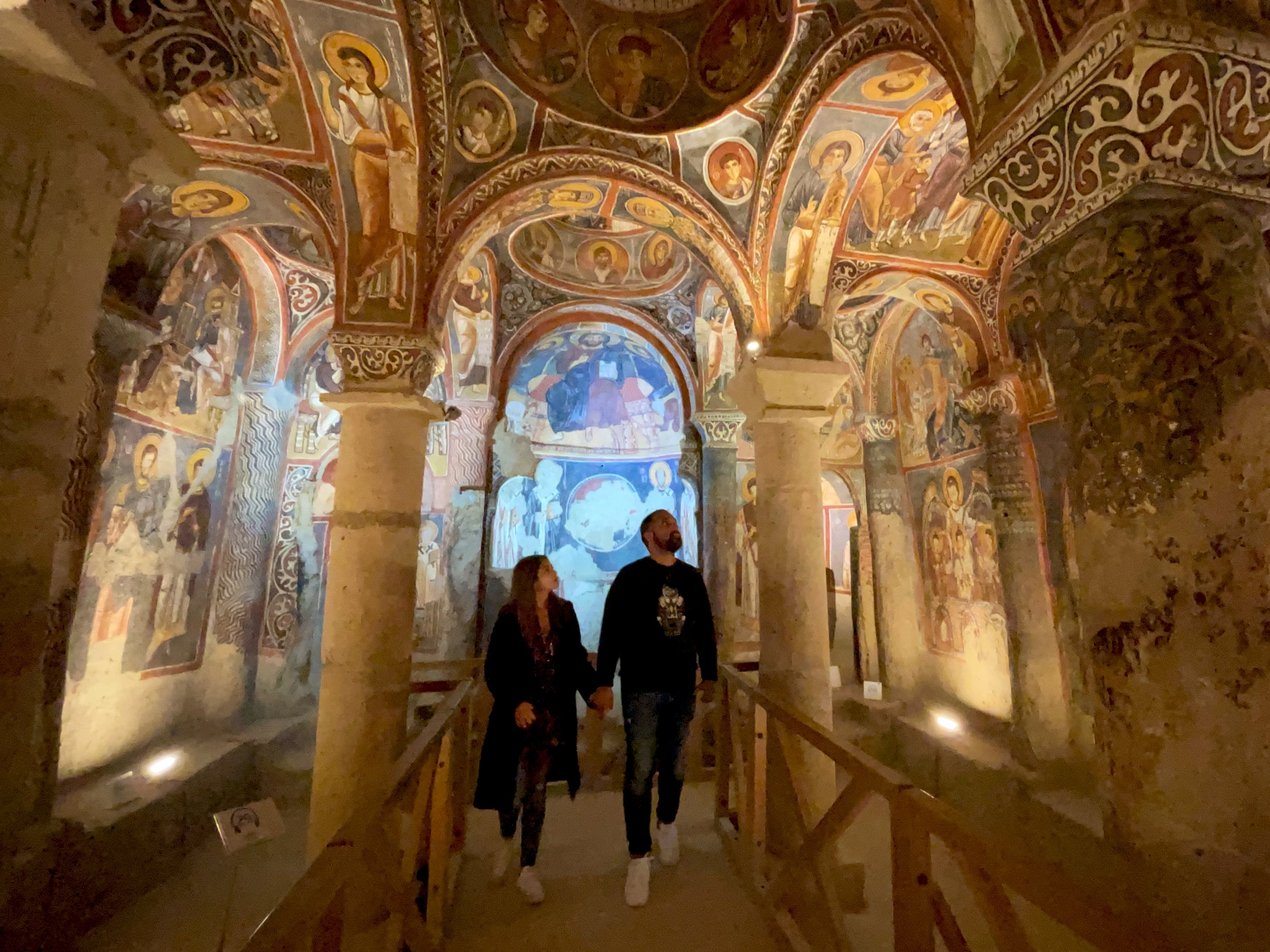 Dua pengunjung di sebuah gereja di Göreme Open Air Museum, Cappadocia, Turki tengah, 6 November 2021. (AA Photo) 