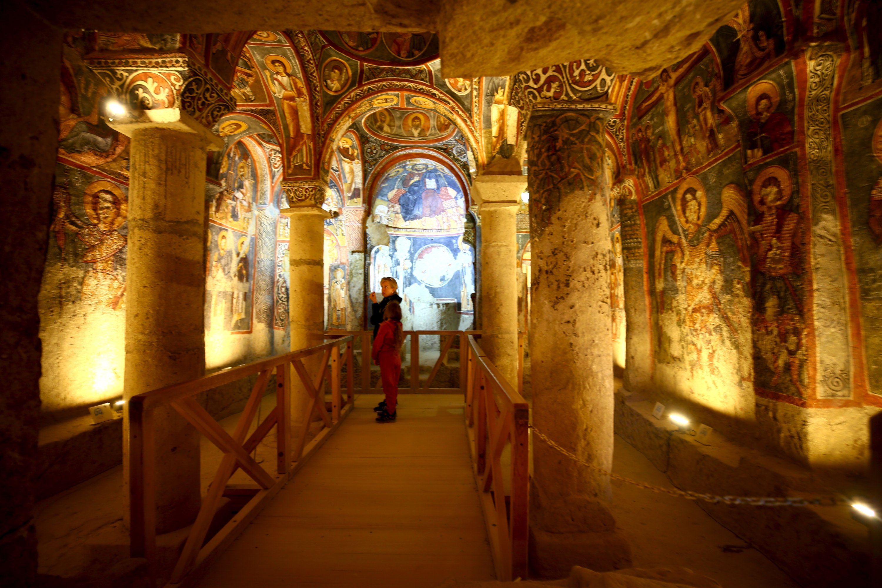 Seorang pengunjung di sebuah gereja di Göreme Open Air Museum, Cappadocia, Turki tengah, 6 November 2021. (AA Photo) 