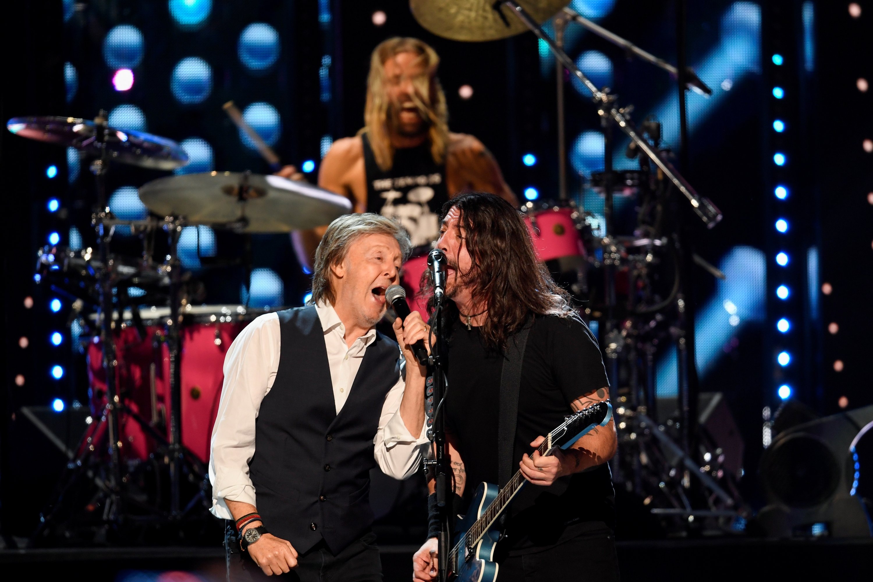 Sir Paul McCartney performs the Beatles song "Get Back" with the Foo Fighters after they were inducted into the Rock and Roll Hall of Fame in Cleveland, Ohio, U.S. Oct. 31, 2021. (Reuters Photo)