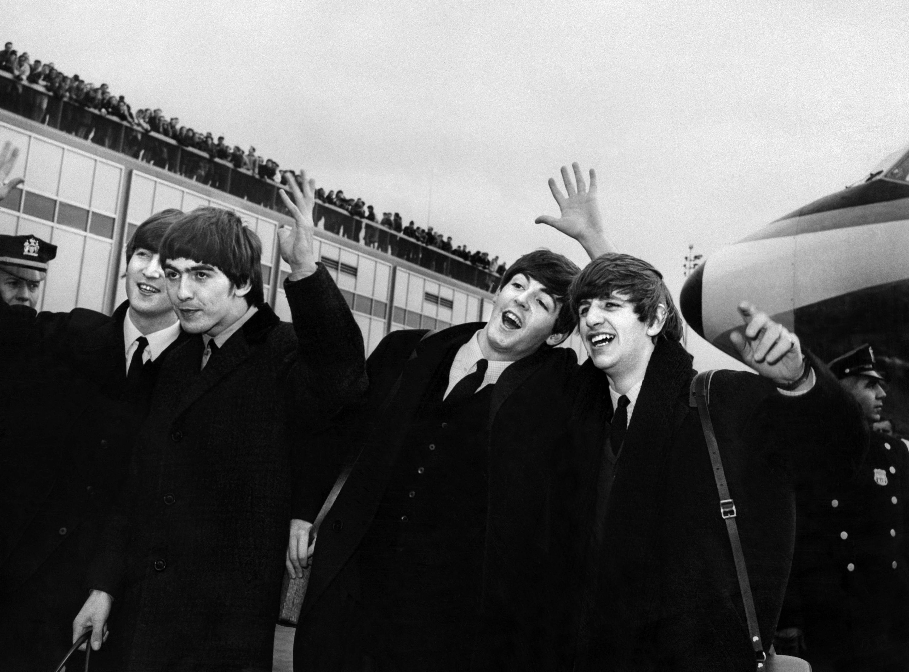 The Beatles, dengan (dari kiri) John Lennon, Ringo Starr, Paul McCartney dan George Harrison, tiba di Bandara John F Kennedy di New York, AS, 7 Februari 1964. (AFP File Photo)
