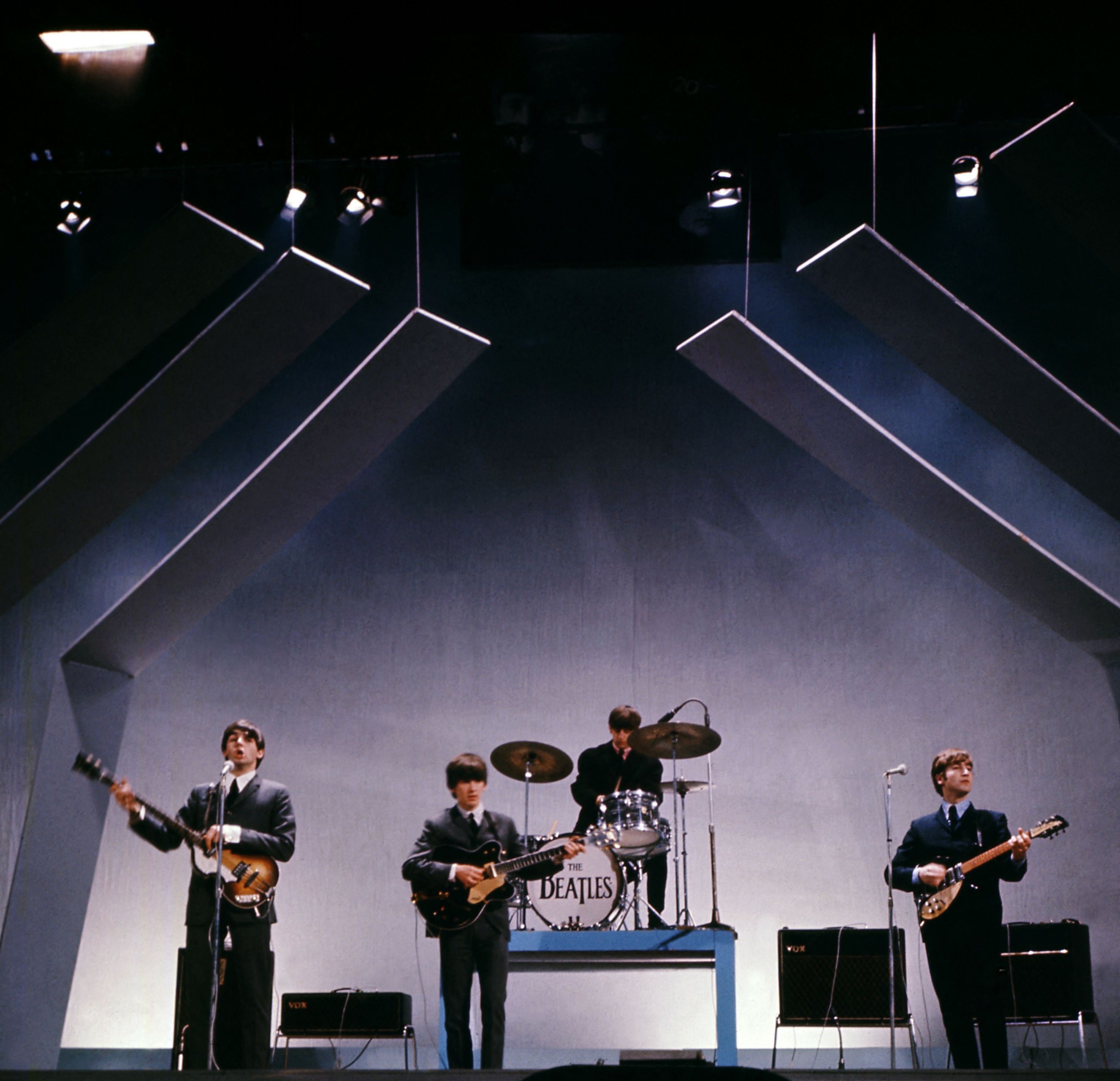 The Beatles (dari kiri) Paul McCartney (bass), George Harrison (gitar), Ringo Starr (drum) dan John Lennon (gitar) tampil di atas panggung saat konser di London, Inggris, 29 Juli 1965. (AFP File Photo)