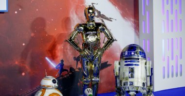 Star Wars robots R2-D2 and BB8 and droids C3PO and D-O pose as they attend the premiere of "Star Wars: The Rise of Skywalker" in London, Britain, Dec. 18, 2019. (REUTERS)