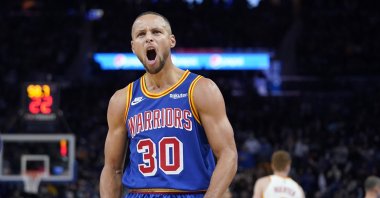 Golden State Warriors guard Stephen Curry reacts during an NBA game against the Atlanta Hawks in San Francisco, U.S., Nov. 8, 2021. (AP Photo)