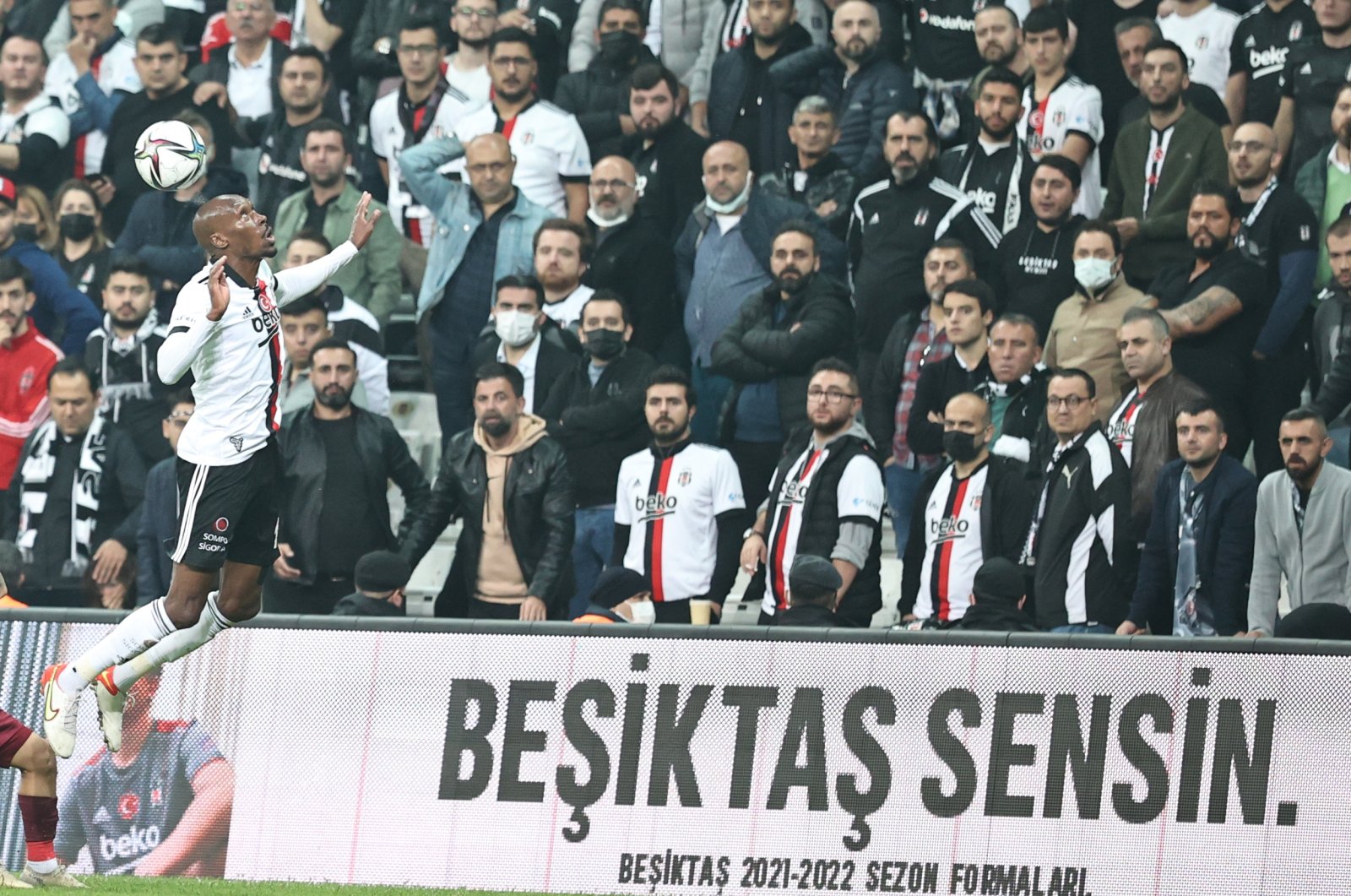 Beşiktaş's Atiba Hutchinson tries to control the ball as the crowd looks on during a Süper Lig match against Trabzonspor, Istanbul, Turkey, Nov. 6, 2021. (AA Photo)